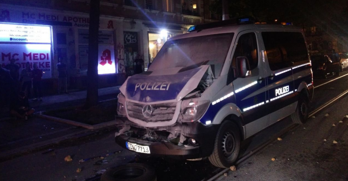 Kameny, barikády. Útok na policejní stanici v Lipsku. Příznivci squattingu zranili osm policistů