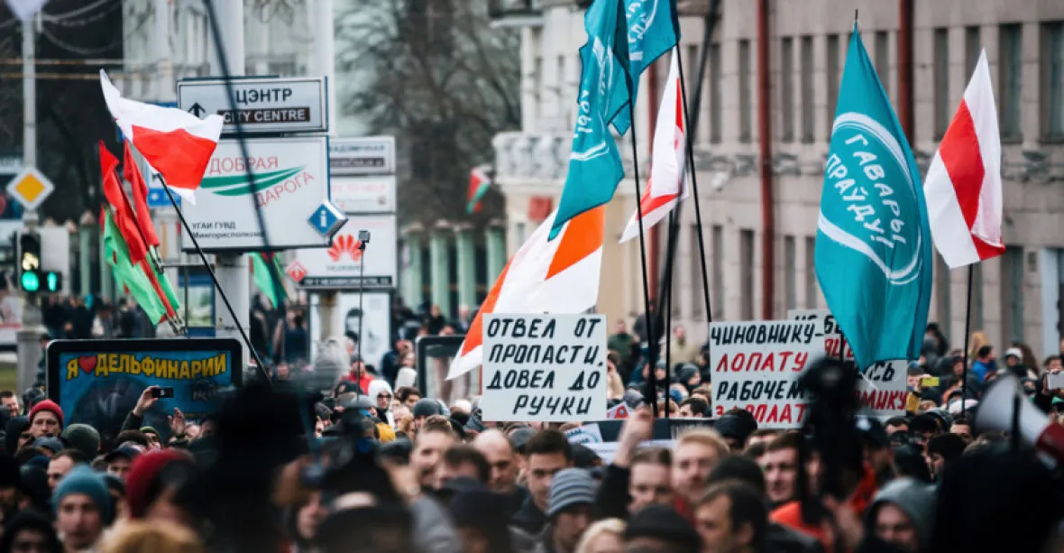 V Bělorusku pokračují protesty, desítky zadržených a slzný plyn