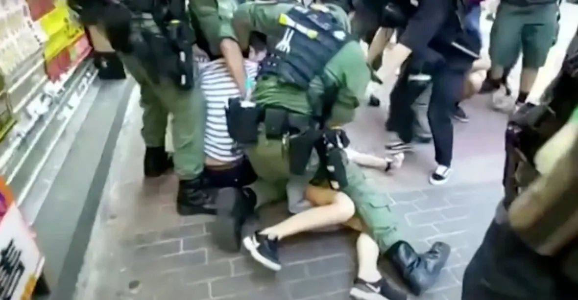 VIDEO: Tvrdý zásah policistů. Povalili a zatkli 12letou holčičku