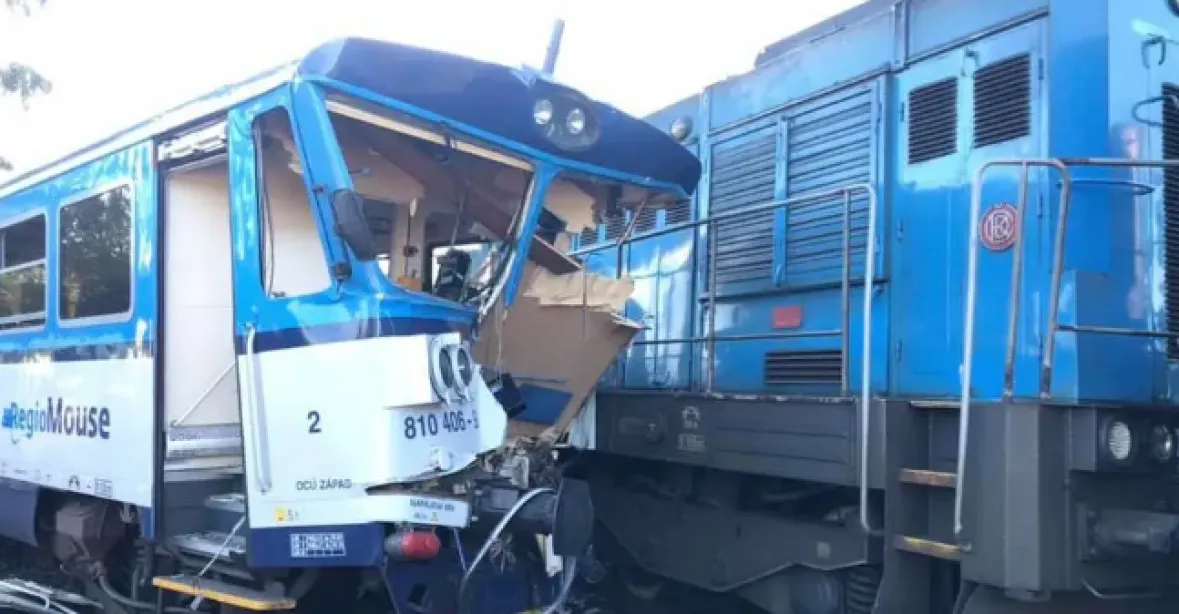 V Kdyni se srazil vlak s technickým vozem, zranilo se 13 lidí