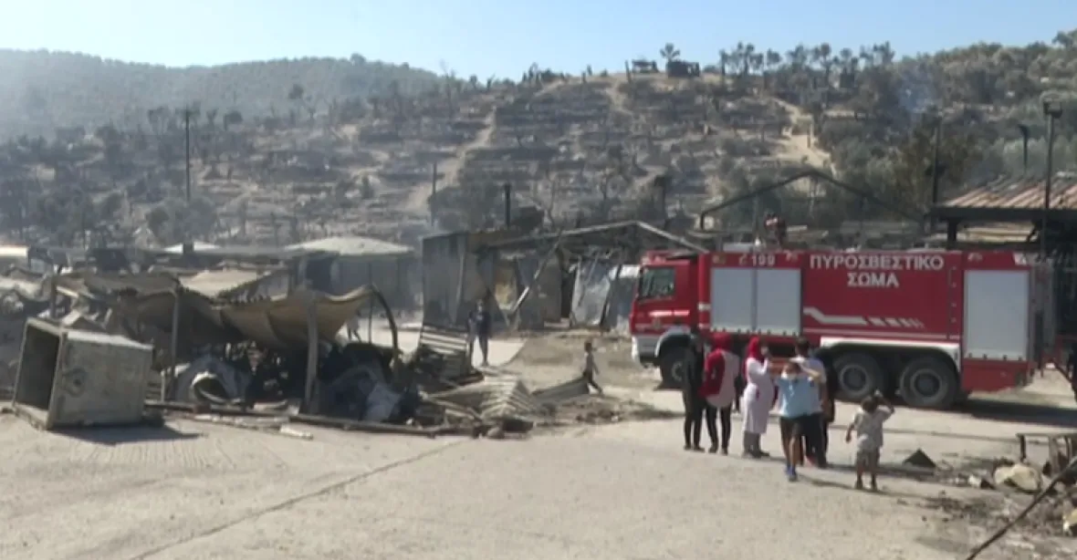 VIDEO: Drama na Lesbosu. Uprchlický tábor zničil požár, pravděpodobně ho založili sami migranti