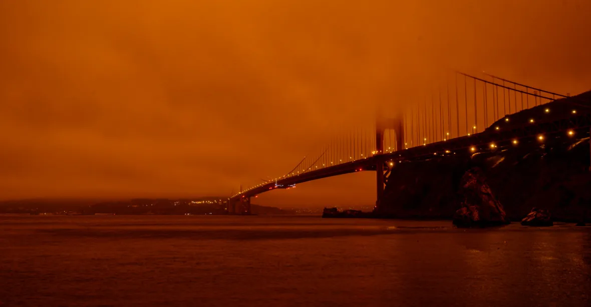 FOTO: Apokalypsa, oranžové peklo. USA sužují nevídané požáry, konspirátoři z nich viní Antifu