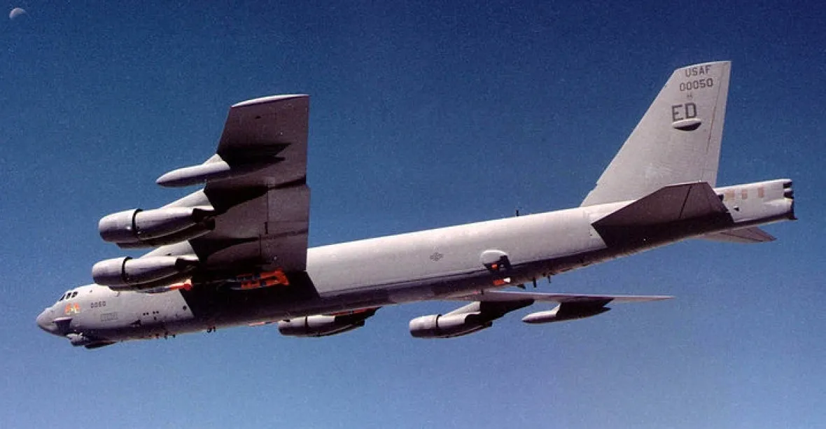 Létající tanker měl závadu. Slavný bombardér B-52 se kvůli tomu do Česka nedostal