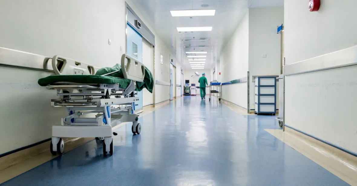 Vyčleňování covidových lůžek ohrozí péči o jiné pacienty, zní od šéfů pražských nemocnic