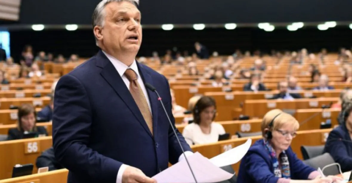 Vývoj v Polsku a Maďarsku vzbuzuje vážné obavy, myslí si Evropská komise