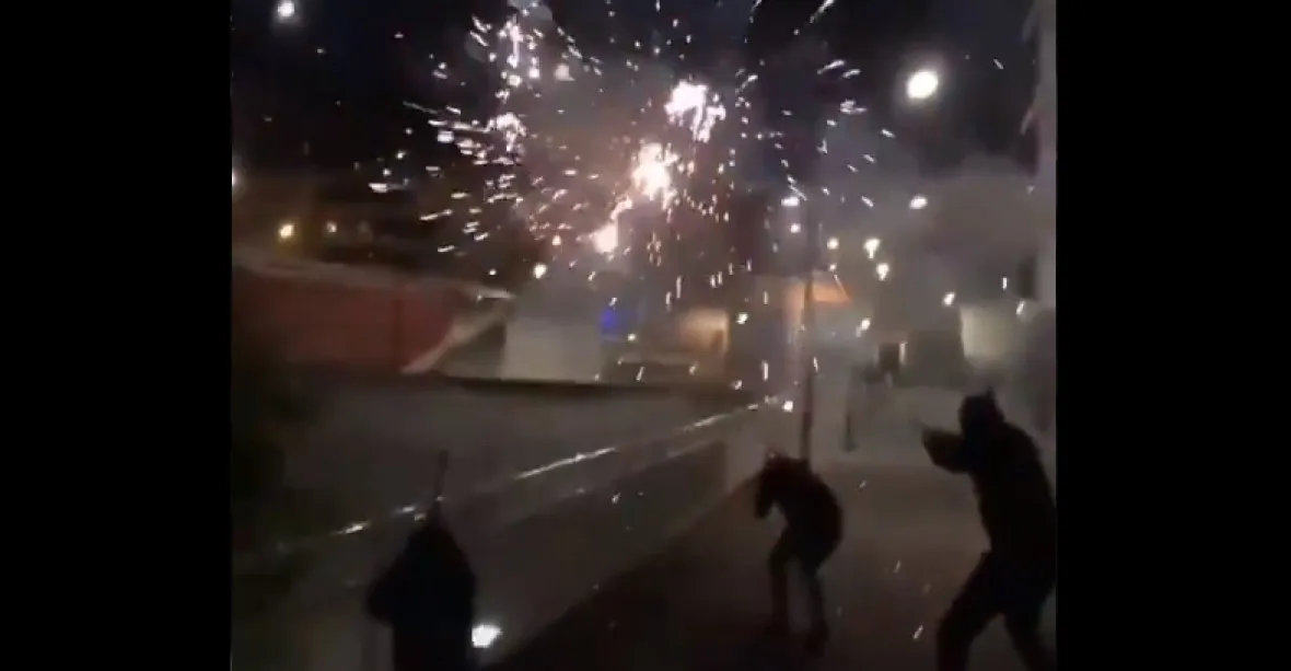 U Paříže zaútočil dav 40 násilníků na policejní stanici zápalnými střelami