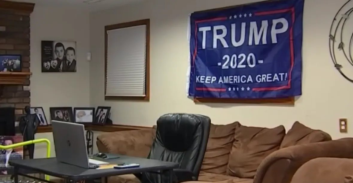 Student měl na zdi vlajku podporující Trumpa. Online vyučování musel opustit