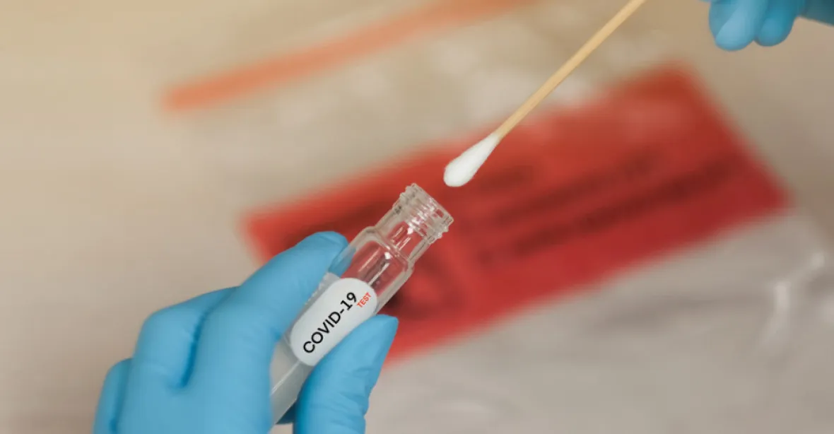S koronavirem se v Česku aktuálně potýká přes 100 000 nakažených