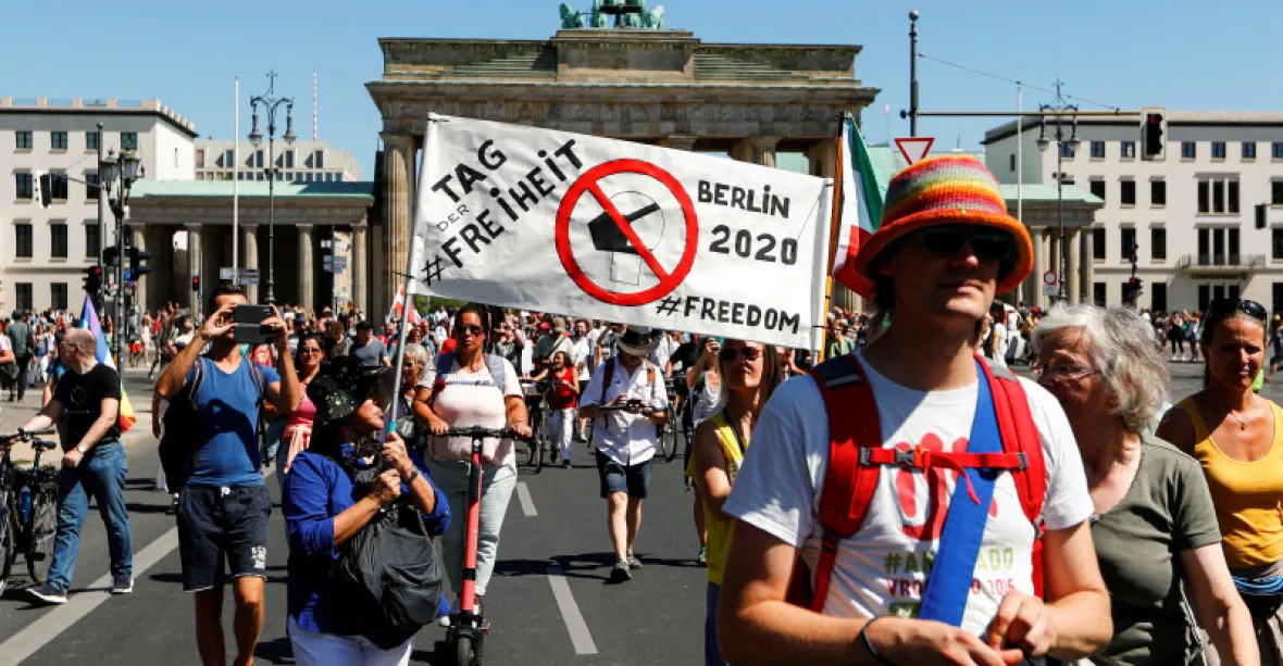 Lidé v Evropě demonstrují proti epidemiologickým opatřením, protestuje se v Berlíně i Římě