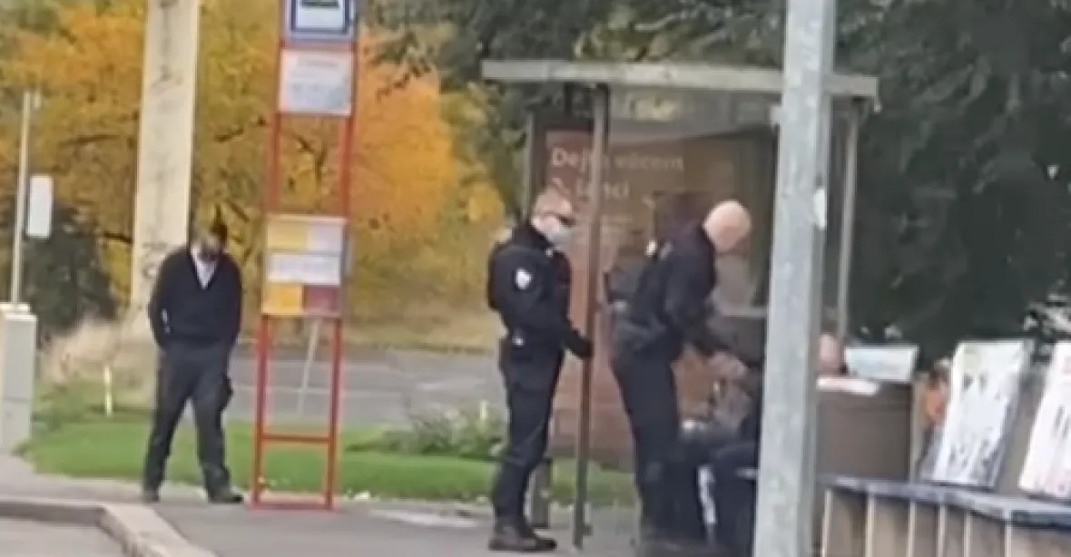 Policista zasahoval proti muži bez roušky. Několikrát ho udeřil do obličeje, ač sám neměl roušku