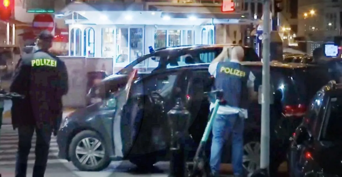 Po atentátu ve Vídni policie zadržela 14 osob, výslechy pokračují