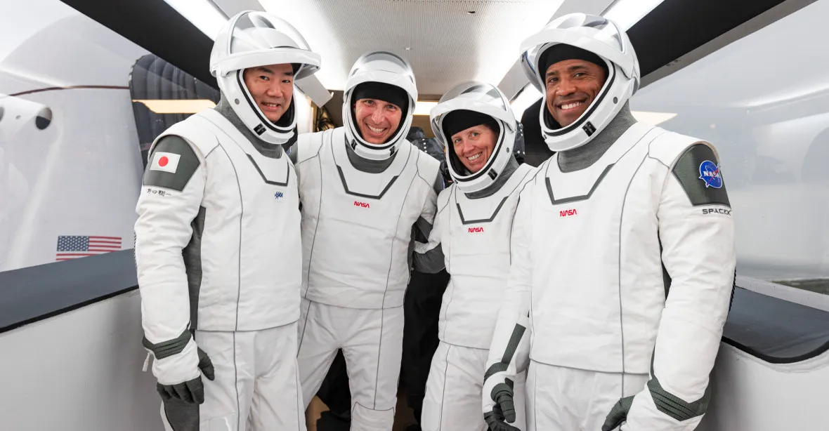 VIDEO: Falcon 9 vynesl do vesmíru čtyři astronauty. Na ISS by měli zůstat půl roku