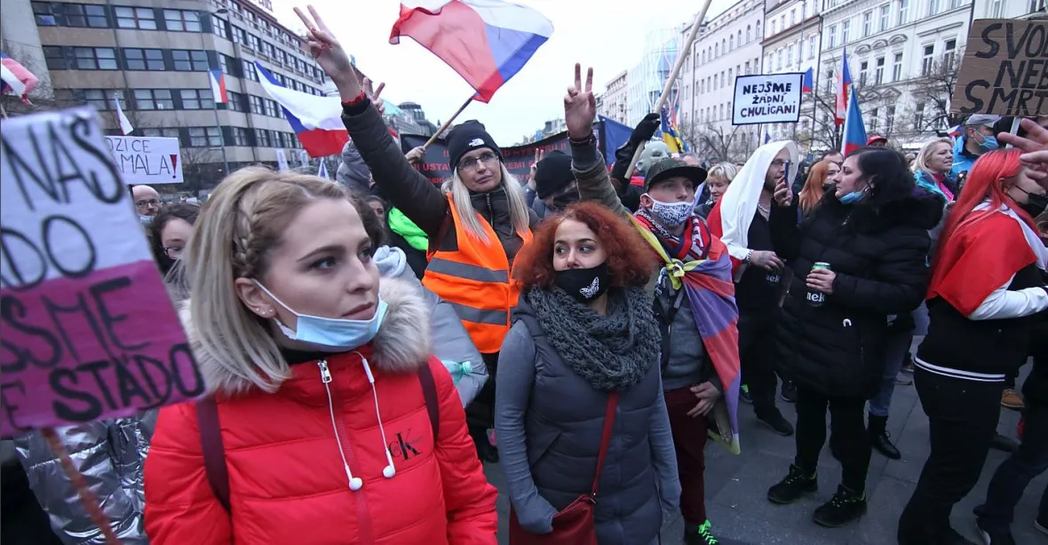 V Praze a Brně protestovali lidé proti vládě. „Vlastizrádci, demisi, svobodu,“ skandovali