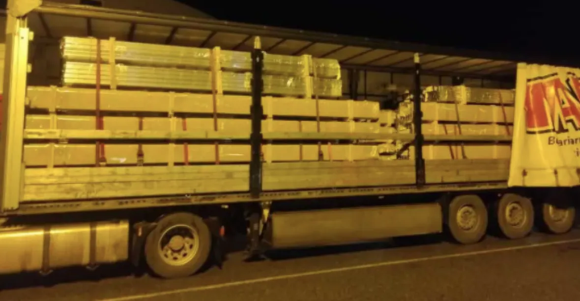 VIDEO: Na Vysočině vypadli z podvozku kamionu tři migranti