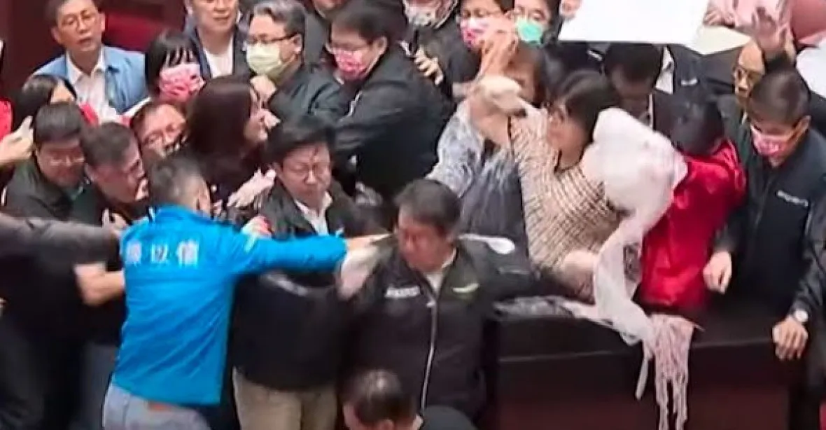 VIDEO: Na premiéra letěl v parlamentu kbelík plný vnitřností
