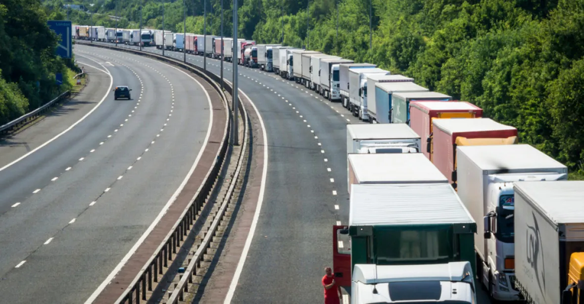 Britové se zásobují zbožím z EU, bojí se o obchodní dohodu. Kolona v Calais dosahuje 17 km