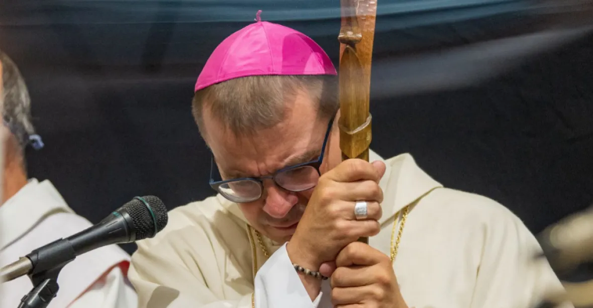 Biskup Holub zrušil všechny bohoslužby na Štědrý den