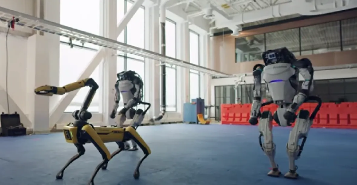 VIDEO: Roboti tančí do rytmu hitu z 60. let