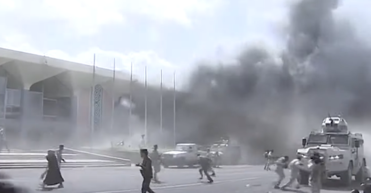 Exploze a střelba na adenském letišti zabily nejméně 5 lidí. Mířily zřejmě na vládní představitele