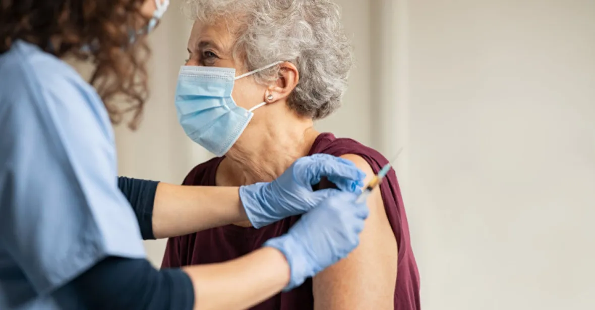 Slabina očkovacího plánu: lidé nad 80 let nezvládnou registraci, stojí v analýze