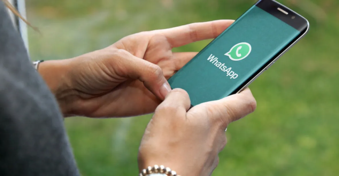 WhatsApp donutí své uživatele sdílet další soukromá data s Facebookem