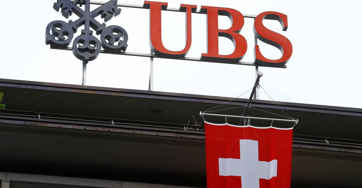 Největší švýcarská banka začne brát peníze z vkladů i u menších klientů