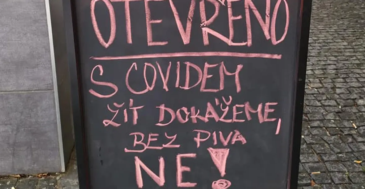 VIDEO: „S covidem žít dokážeme, bez piva ne.“ Restaurace má otevřeno, policie hosty rozehnala