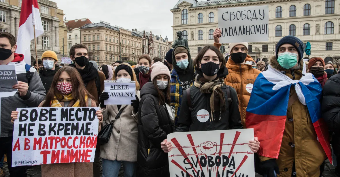 „Put in Put out.“ V Praze demonstrovaly stovky lidí na podporu Navalného