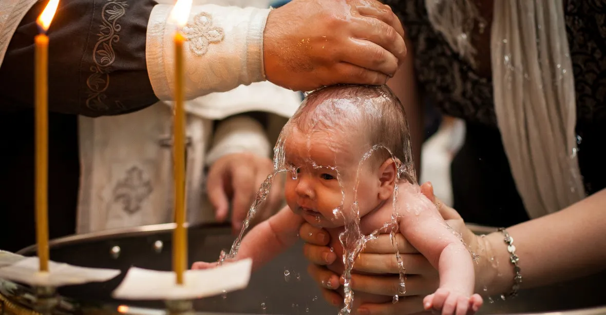 Při křtu se utopilo další novorozeně, lidé volají po zrušení „brutálního“ rituálu