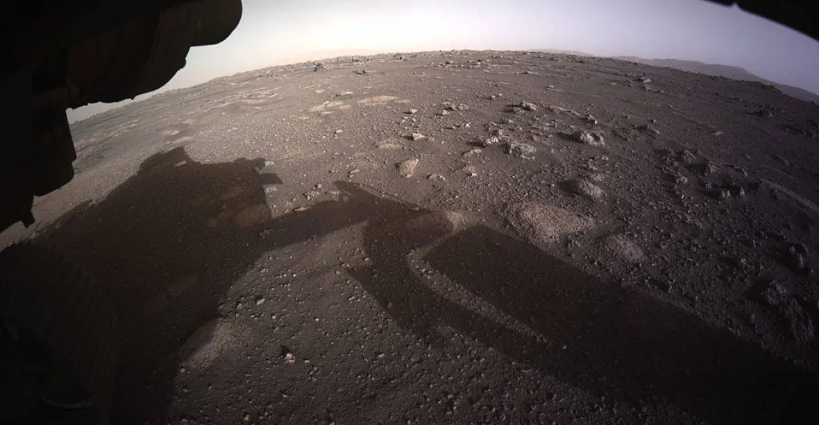 GALERIE: Vozítko na Marsu se činí. Posílá skvělé fotky z rudé planety