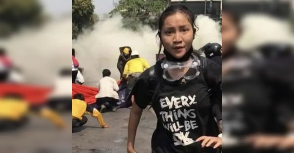 V Barmě zastřelila policie devatenáctiletou demonstrantku, obětí už je přes 50