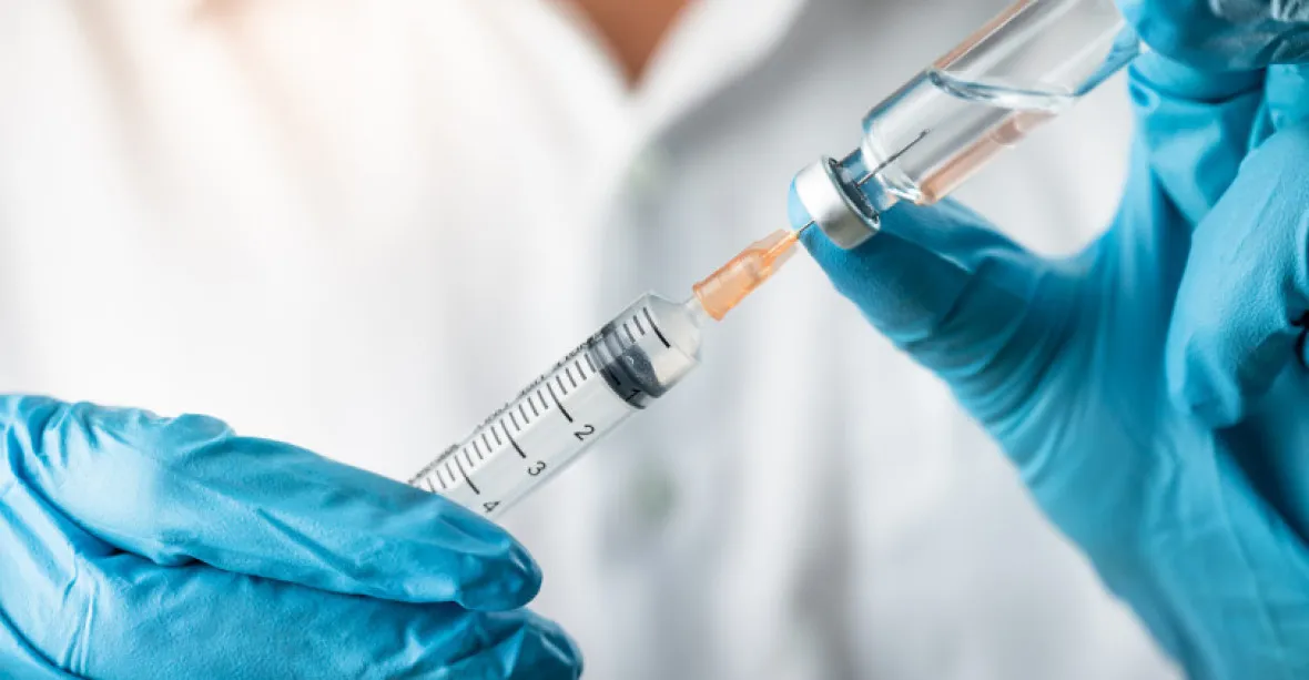 Důkazy neukazují vazbu mezi sraženinami a vakcínou AstraZeneca, tvrdí britský kontrolní úřad