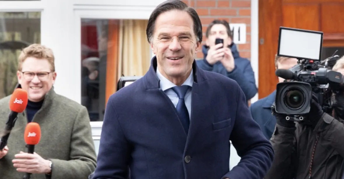 Volby v Nizozemí vyhrál premiér Rutte, ukazují první odhady