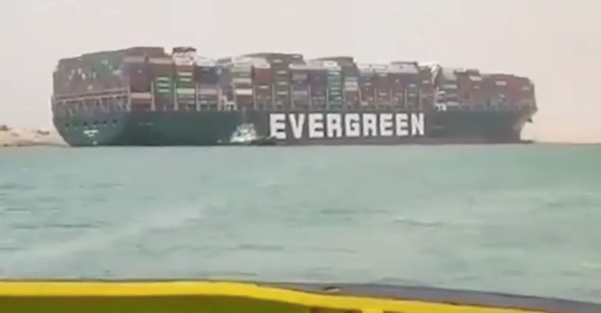 VIDEO: Obří kontejnerová loď zablokovala celý Suezský průplav