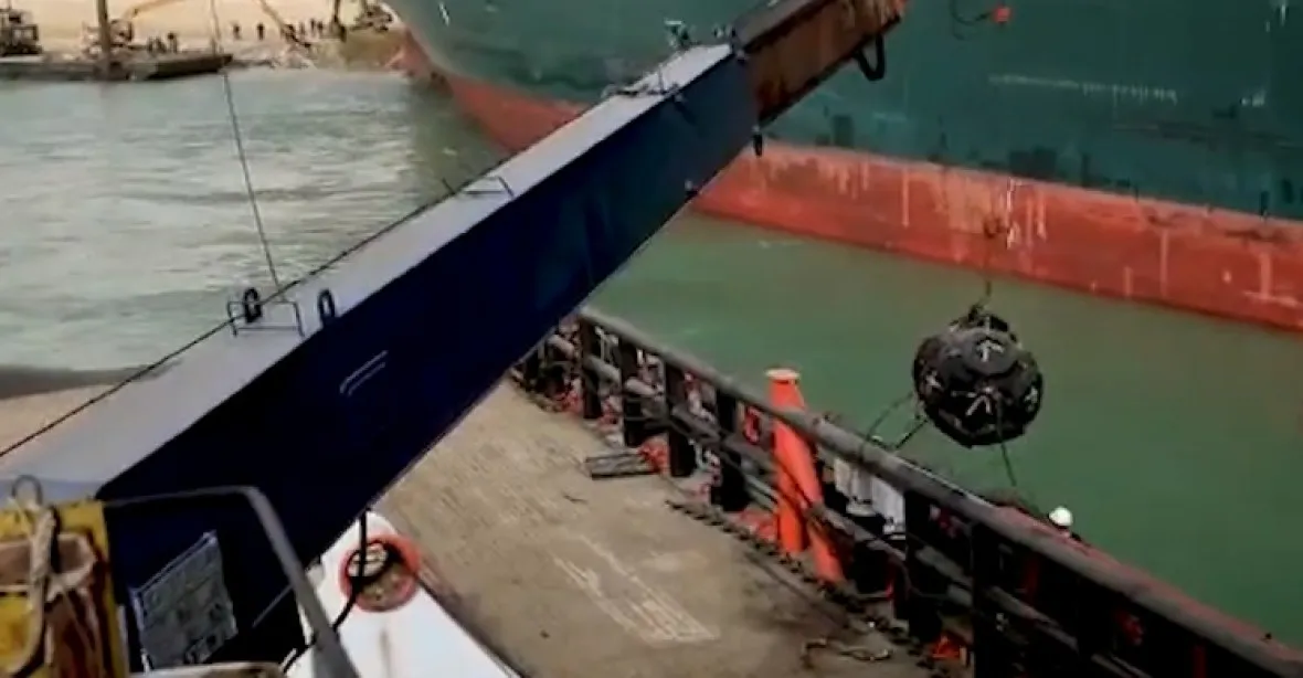 VIDEO: Kapitán před zablokováním Suezu složitě manévroval, na moři vykreslil obraz genitálií