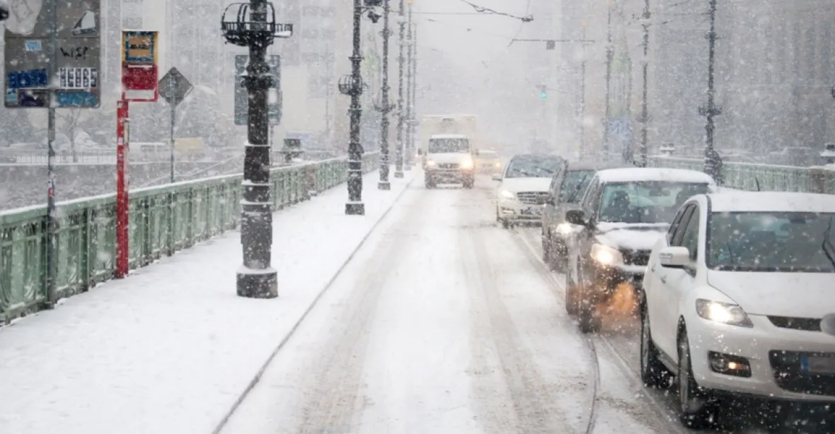 Z letních teplot zpátky k zimě. Česko v sobotu zasáhne silné sněžení a hrozí i náledí