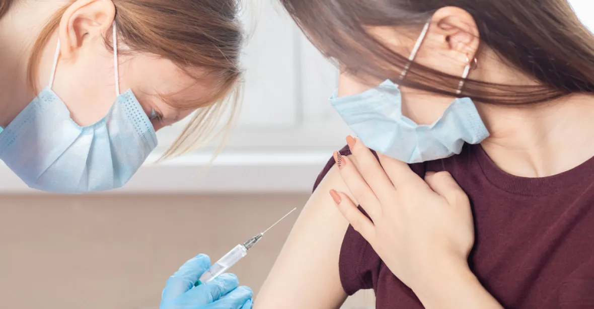 Slovensko změnilo plány. Zrušilo očkování teenagerů, vakcínu nabídne seniorům