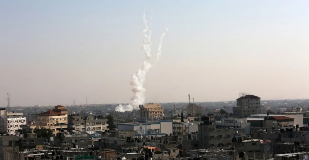 V Tel Avivu zněly varovné sirény. „Na město posíláme 110 raket,“ ohlásil v noci Hamás