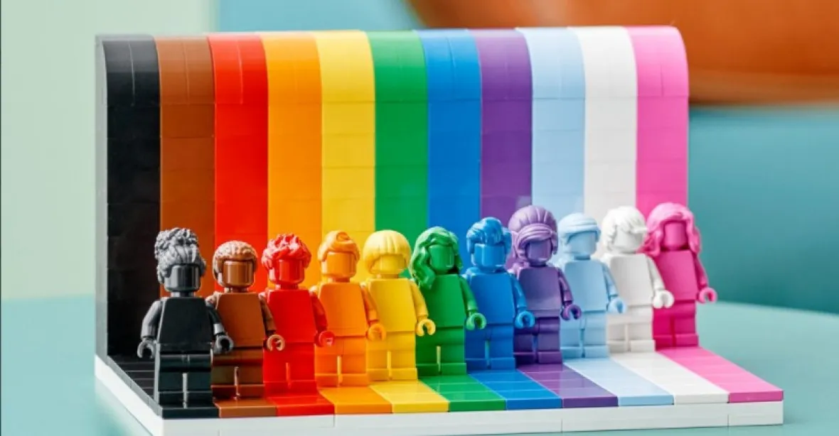„Každý je úžasný.“ Lego zavádí na trh duhovou LGBTQ+ stavebnicí