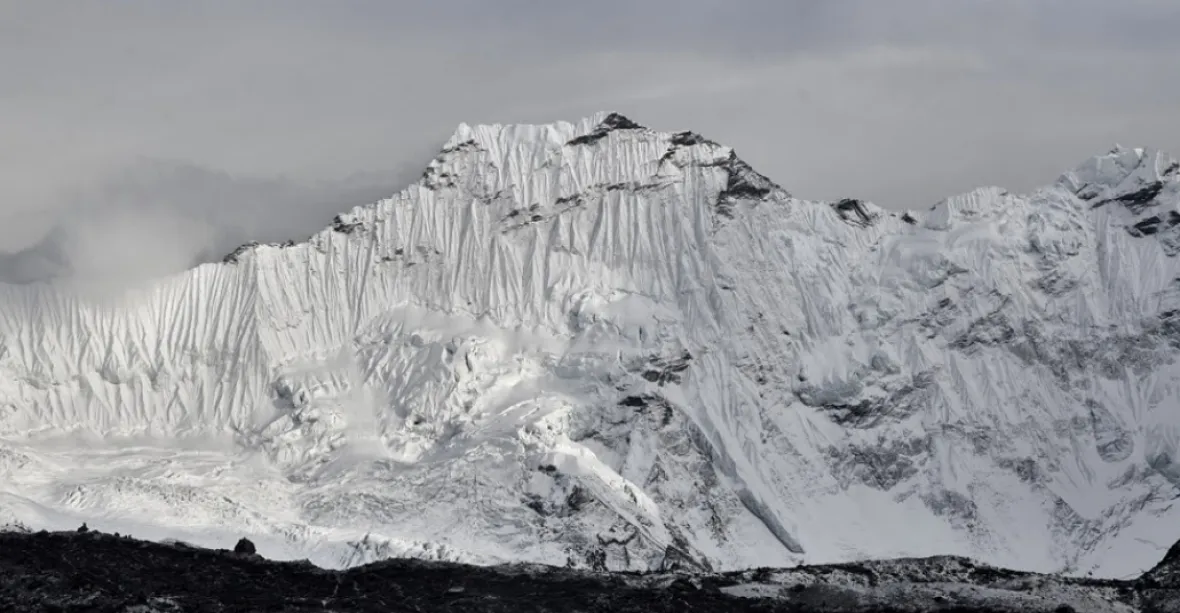Čeští horolezci bojují v Himálaji o přežití. Sestup ze sedmitisícovky jim překazilo počasí