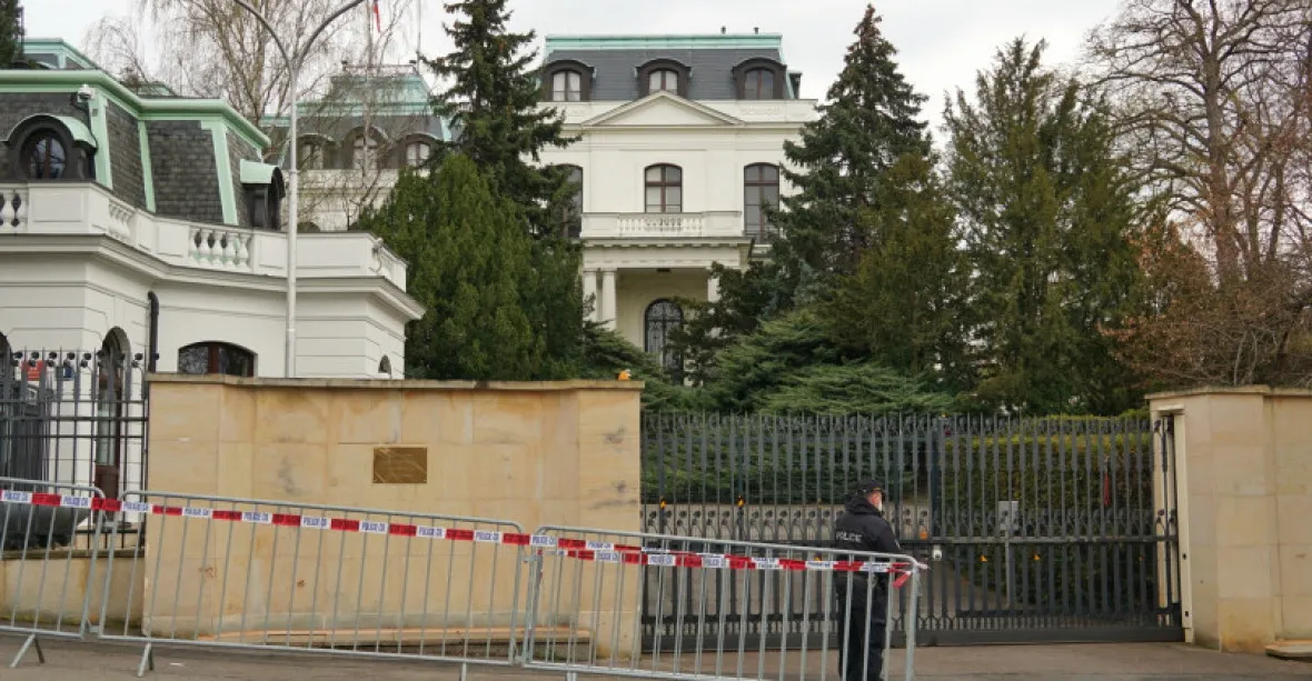 Z Prahy zmizelo všech 123 vyhoštěných pracovníků ruské ambasády