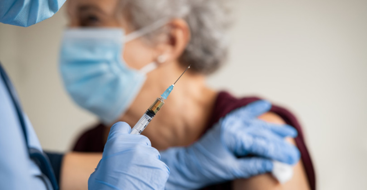 Jak zabírá vakcína: po druhé dávce bylo pozitivních 0,18 % očkovaných