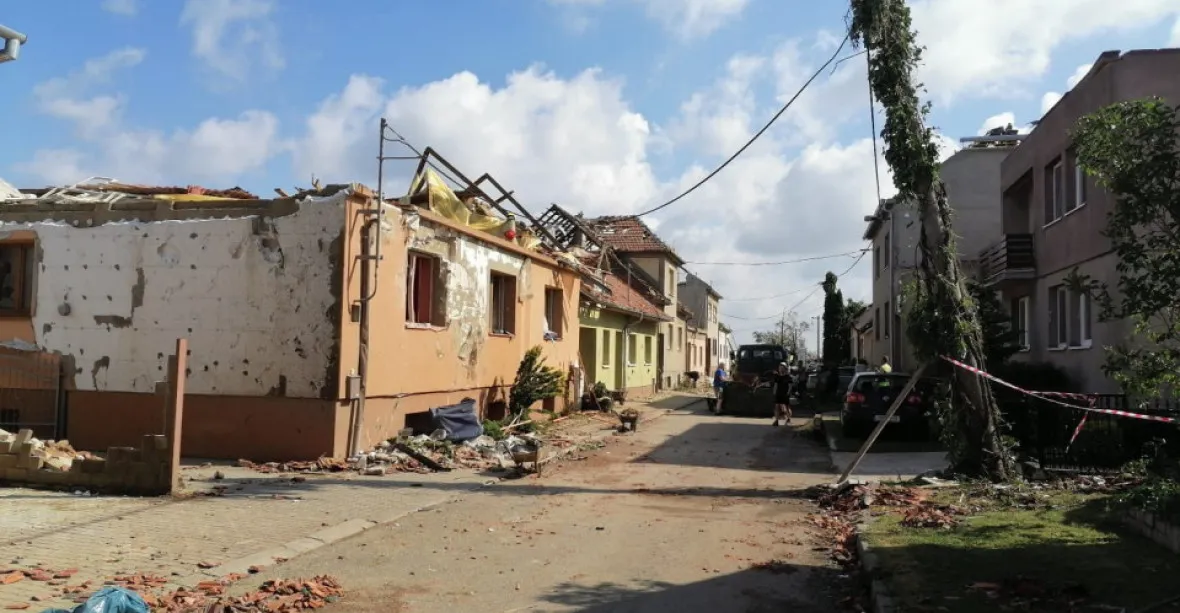 VIDEO: „Tady byla střecha, já jsem málem umřel... Ale žijeme.“ Emotivní reakce lidí po tornádu