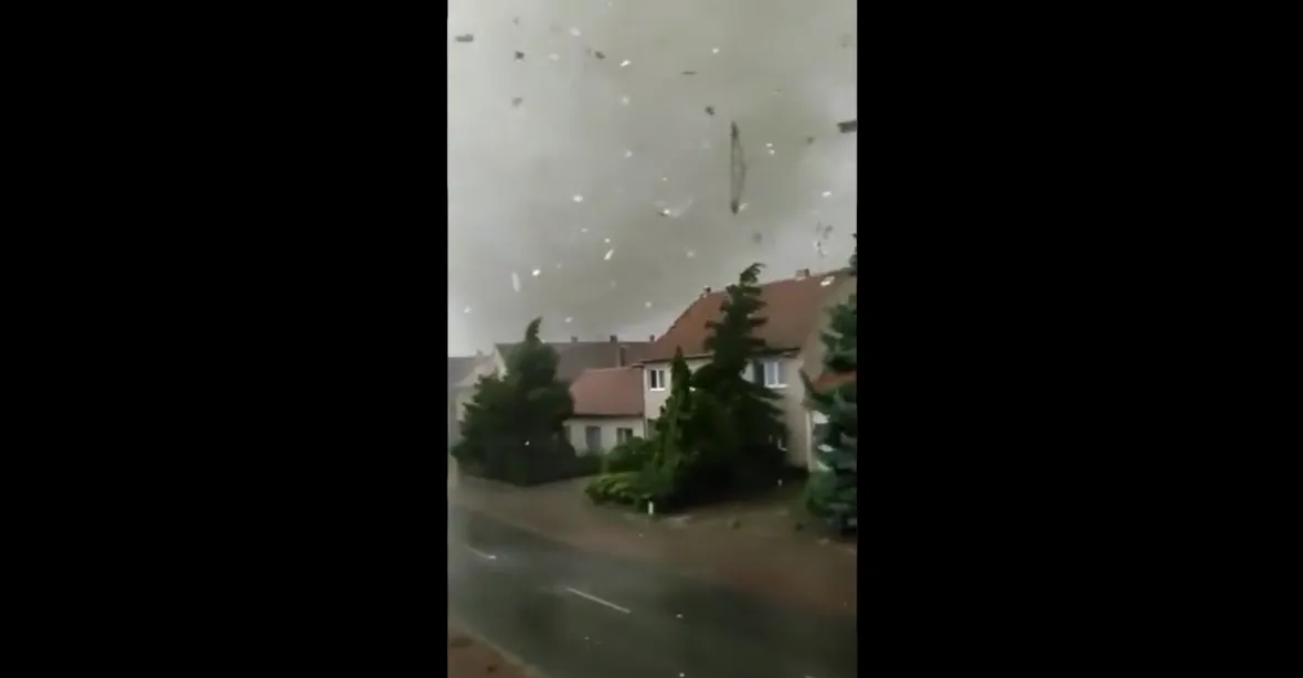 VIDEO: Pár z Lužic natočil blížící se tornádo, couvl až na poslední chvíli