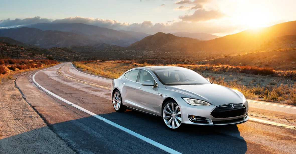 Nová Tesla se vzňala za jízdy. Majitel se dostal ven silou, dveřní systém selhal