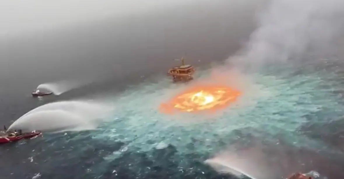 VIDEO: Hladinu moře v Mexickém zálivu zachvátil požár, bojovaly s ním tři posádky