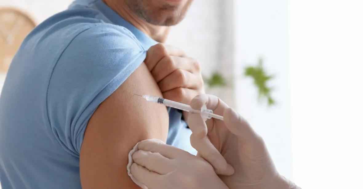 Některým praktikům přebývají vakcíny a nabízejí je volně i neregistrovaným