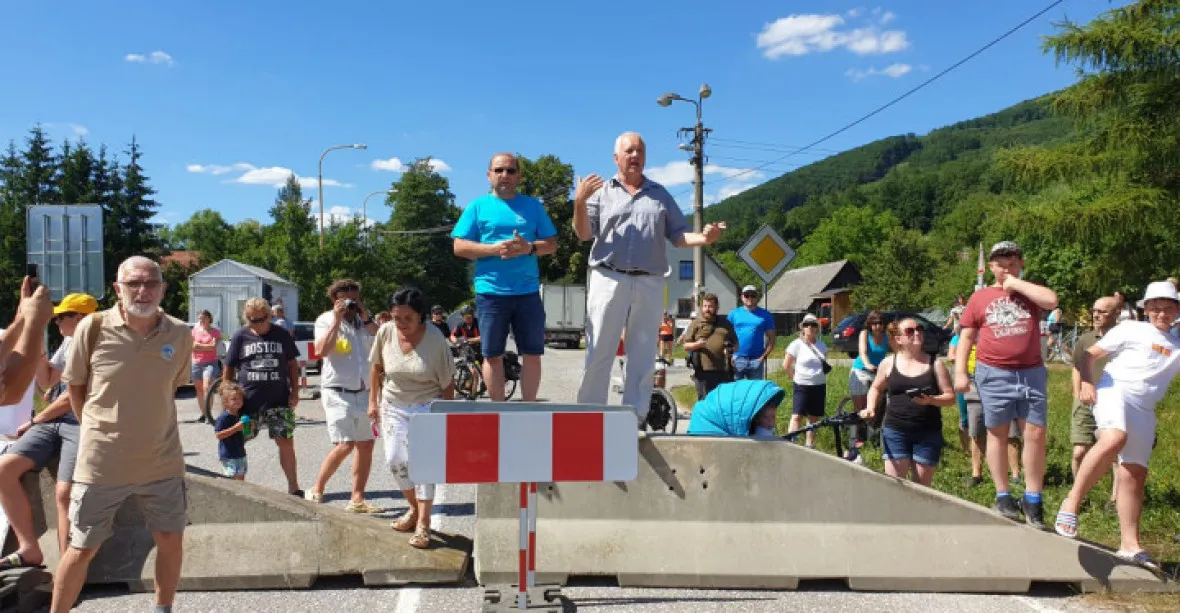 Slovensko zavedlo karanténu pro neočkované. Lidé blokovali na protest přechod v Mostech