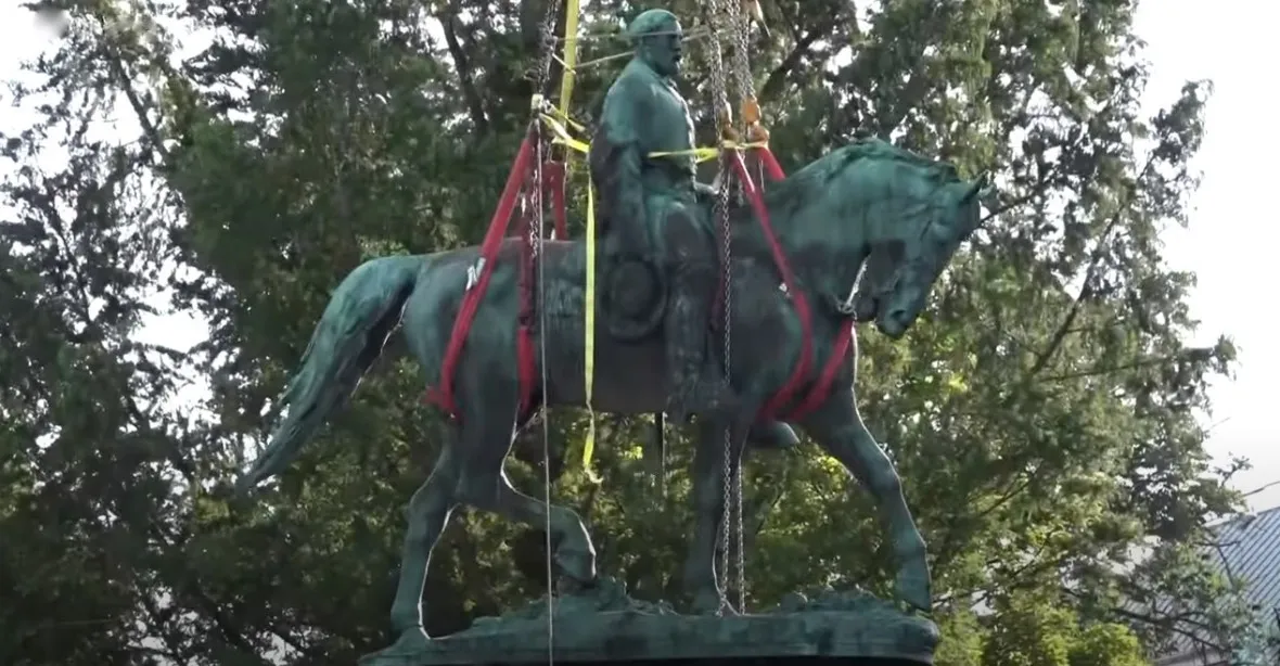 Charlottesville dal odstranit sochu generála Leeho, údajně symbolizovala rasismus