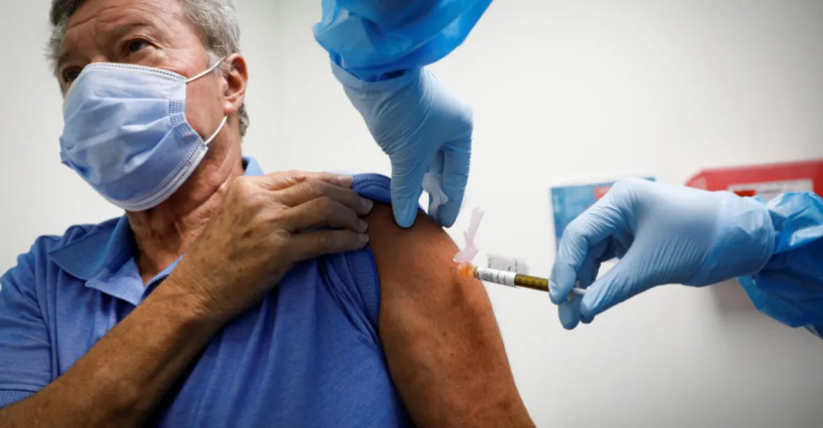 Koho očkovat třetí dávkou? Vědci přišli s klíčovým výzkumem protilátek